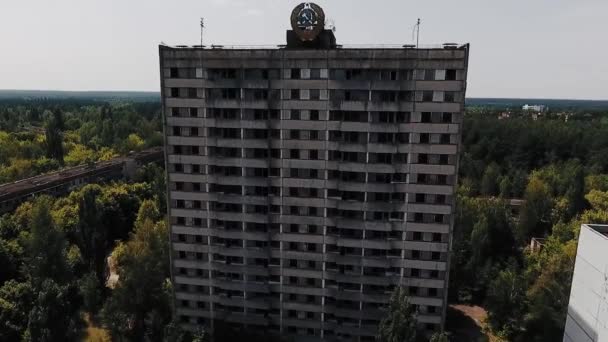 Övergiven flera våningar byggnad med sovjetiska vapen på fasaden i den döda staden Pripyat. Ghost town i zonen Chernobyl. — Stockvideo
