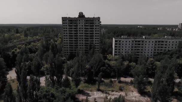 Edificio abandonado de varios pisos con el escudo de armas soviético en la fachada de la ciudad muerta de Pripyat. Ciudad fantasma en la zona de Chernobyl . — Vídeos de Stock