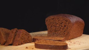 Sıcak ve taze kahverengi ekmek. Buhar çıkar. 