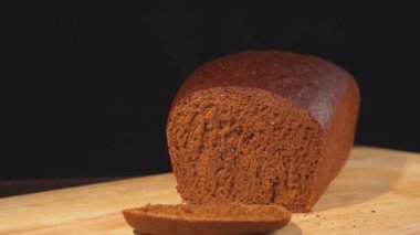 Sıcak ve taze kahverengi ekmek. Buhar çıkar. 