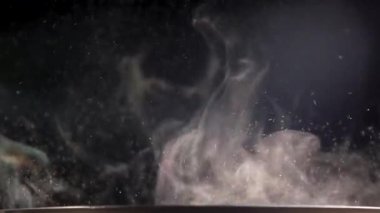 Beyaz duman siyah arka plan üzerine Buhar