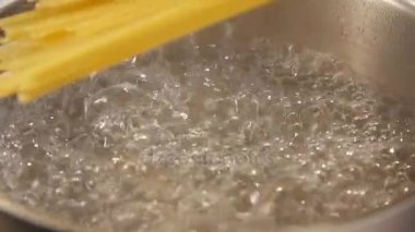 Closeup kaynar suda spagetti hazırlama. Ağır çekimde makarna hazırlama