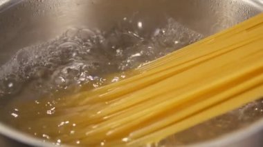 Closeup kaynar suda spagetti hazırlama. Ağır çekimde makarna hazırlama