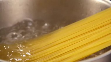 Closeup kaynar suda spagetti hazırlama. Ağır çekimde makarna hazırlama
