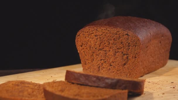 Heißes und frisches braunes Brot. Dampf kommt heraus. — Stockvideo