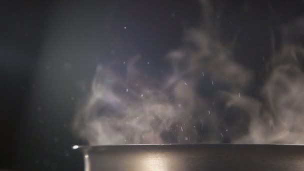 Slow Jet of steam and small drops  from a pan. — Stock Video