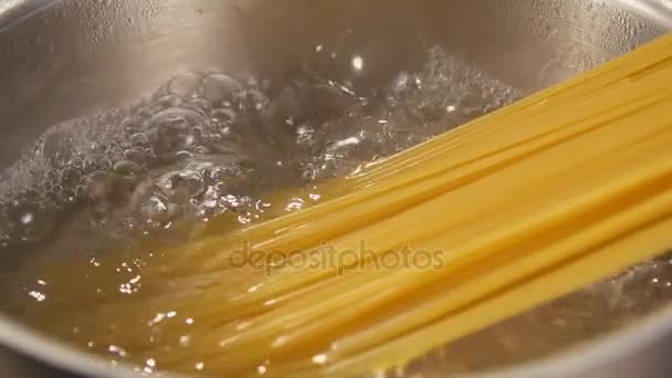 Close-up van de voorbereiding van de spaghetti in kokend water. Voorbereiding van de pasta in slow motion — Stockvideo