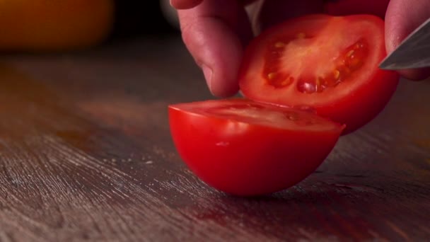 Une demi-tomate coupant avec un couteau un légume sur la planche. Chef au travail. Vitamines, salade, tranchage, alimentation, légumes — Video