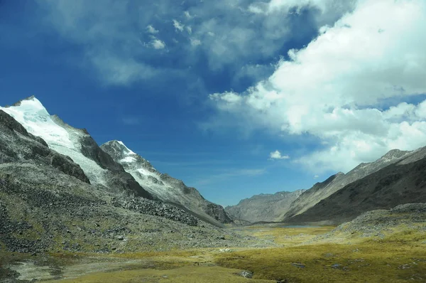 Oändlig dal i det höga berget — Stockfoto
