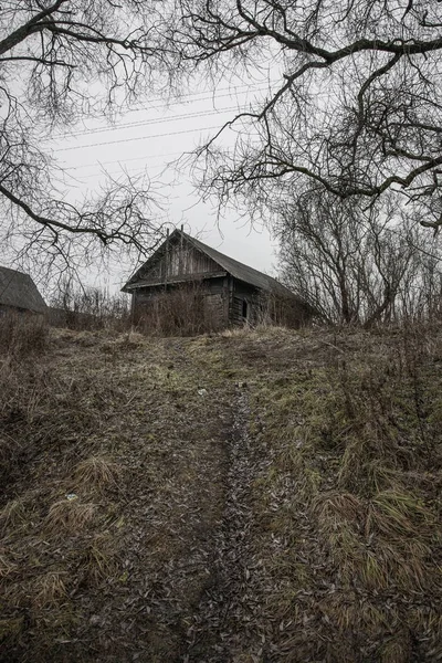Casa velha em uma colina — Fotografia de Stock