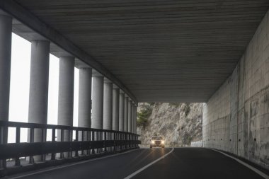 dağlarda bir yol tünel üzerinde araba sürmek