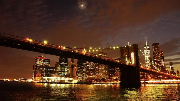 Brooklyn bridge i panoramę Nowego Jorku w nocy — Zdjęcie stockowe