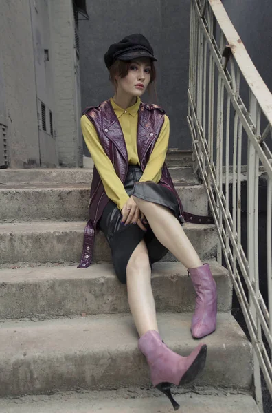 Modelka w strój retro na schodach — Zdjęcie stockowe
