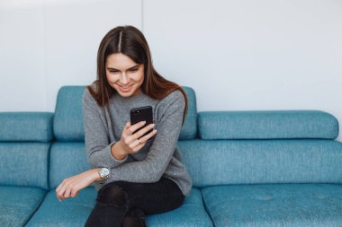 kız kanepede smartphone ile