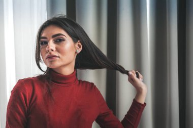 Kırmızı vücut uzun esmer saçlı genç kız 