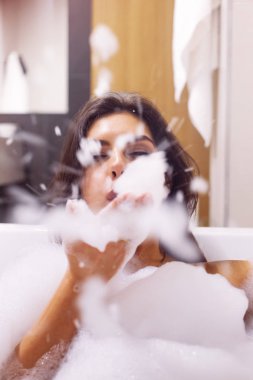 genç kız banyoda sakin ol sabun köpüğü 