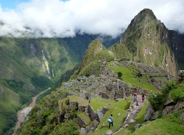 Tourists at ancient Inca city of Machu Picchu — Stock Photo, Image