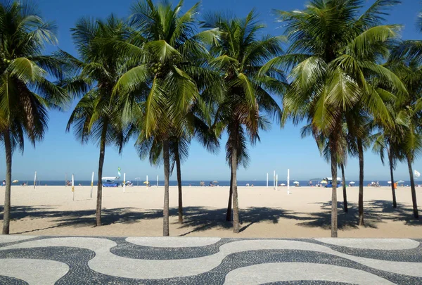 Acera de playa de Copacabana y palmeras Fotos De Stock