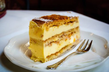 Vanilya soslu tatlı peynir (lor) strudel