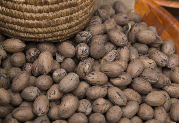 Sabrosos frutos secos en la cesta —  Fotos de Stock