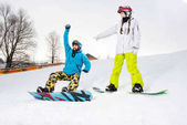 junges Paar von Snowboardern