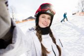 Snowboarder macht Selfie
