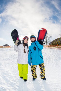 Erkek ve kadın snowboard ile