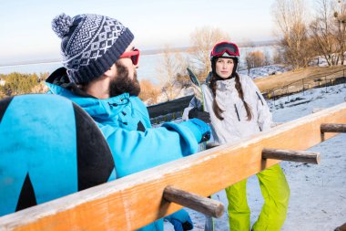 Erkek ve kadın snowboard düşkünleri 