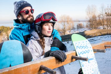 Snowboard kucaklayan birkaç
