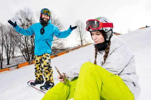 Ženské snowboardista pomocí smartphonu — Stock fotografie