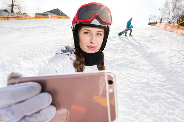 Snowboarder tomando selfie — Foto de Stock