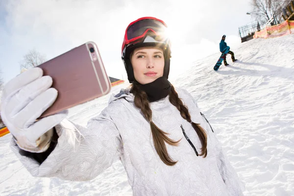 Snowboardista pořizování selfie — Stock fotografie