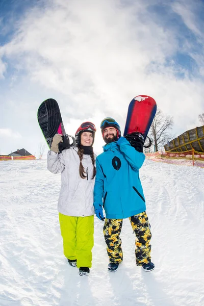 Man och kvinna med snowboards — Stockfoto