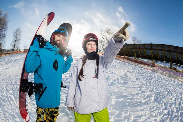 Mężczyzna i kobieta z desek snowboardowych — Zdjęcie stockowe