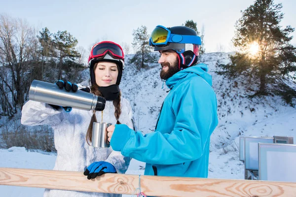 Сноубордисти, пити чай — стокове фото