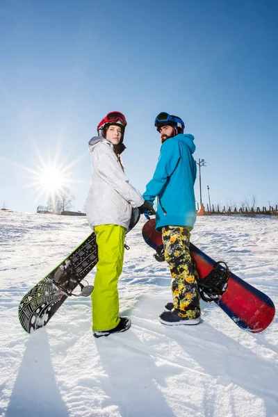 Muž a žena se snowboardy — Stock fotografie