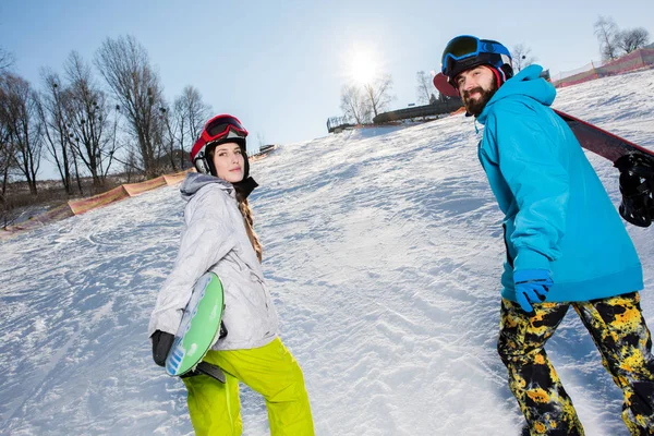 Man en vrouw met snowboards — Stockfoto