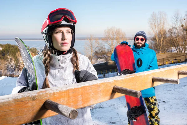 Manliga och kvinnliga snowboardåkare — Stockfoto