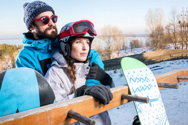 Couple of snowboarders embracing — Stock Photo, Image