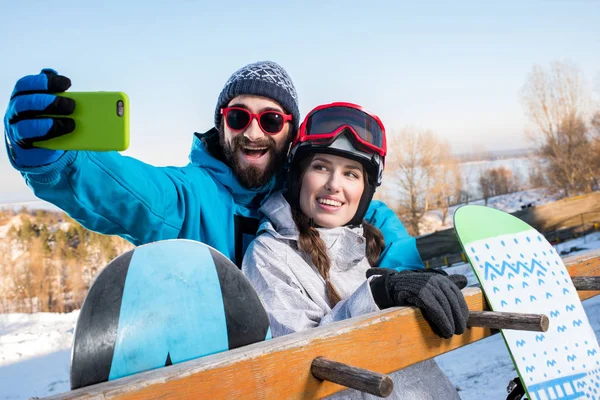 Snowboarders haciendo selfie —  Fotos de Stock