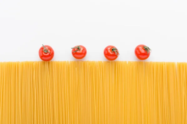 Vermicelli cru e tomates — Fotografia de Stock