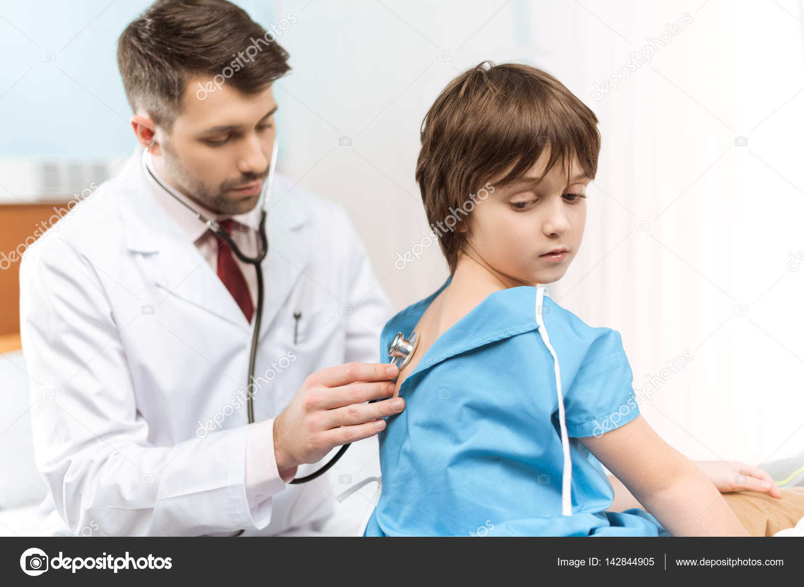 Врач проверяет мальчика. Осмотр мальчика стетоскопом. Мальчик и стетоскоп. Мужчина врач осматривает ребенка. Врачи мужчины осматривают малышей.