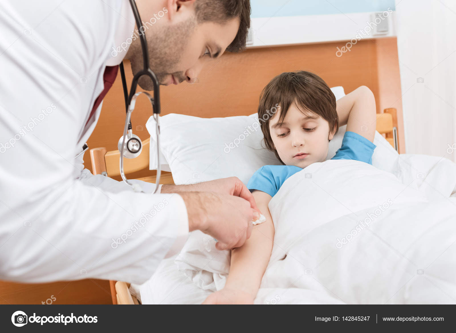 как мальчикам и девочкам делают уколы