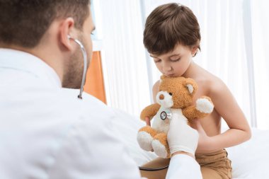 Doktor muayene çocuk hasta 
