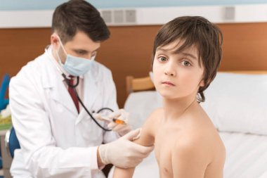 Doktor muayene çocuk hasta 