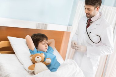 Çocuk doktoru ve hasta hastanede