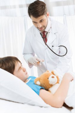Çocuk doktoru ve hasta hastanede