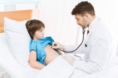 Doktor muayene çocuk hasta 