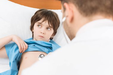 Doktor muayene çocuk hasta 