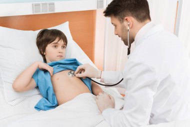 Doktor muayene çocuk hasta 
